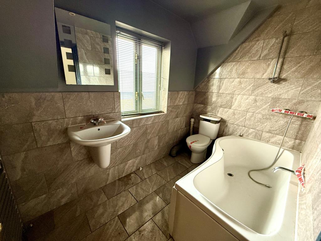 Lot: 57 - THREE-BEDROOM TERRACE HOUSE - Bathroom with W.C.